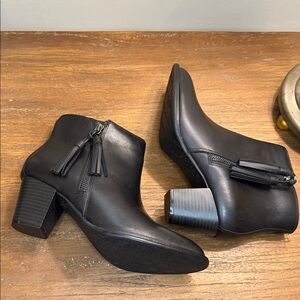 VIONIC Upright Madeline Ankle Boots